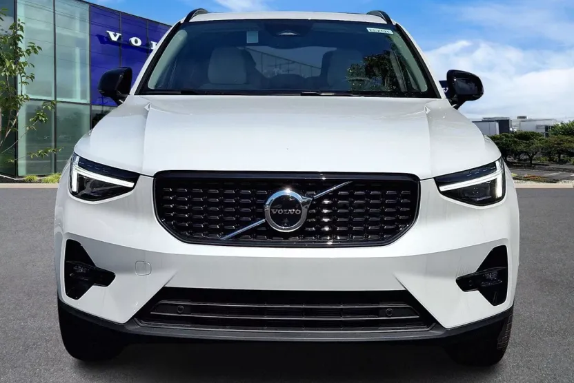 2025 Volvo XC40 photo 1
