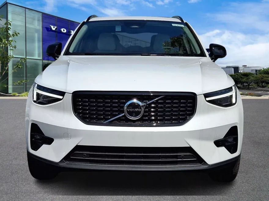 2025 Volvo XC40 photo 1