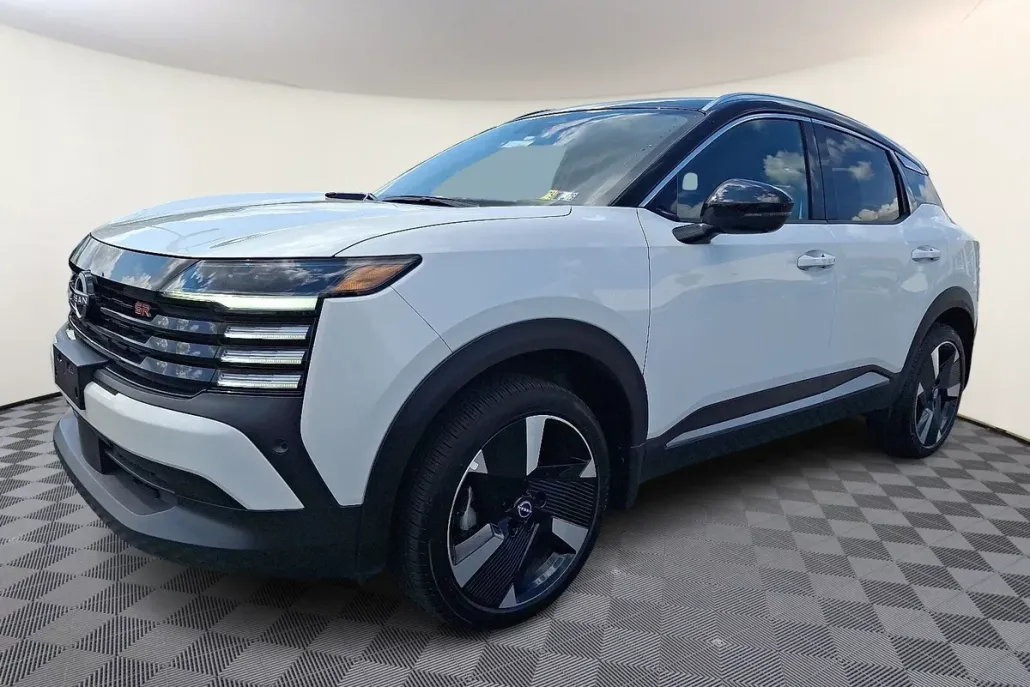 2025 Nissan Kicks SR photo 1