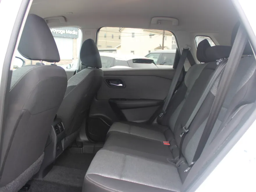2023 Nissan Rogue SV photo 1