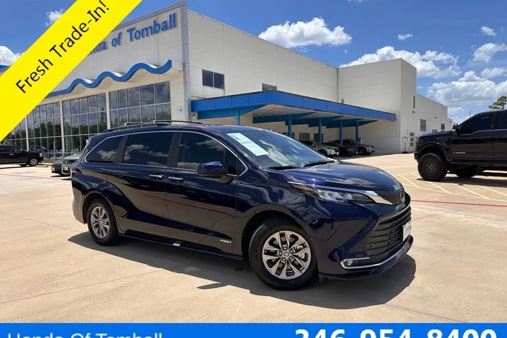 2021 Toyota Sienna XLE photo 1
