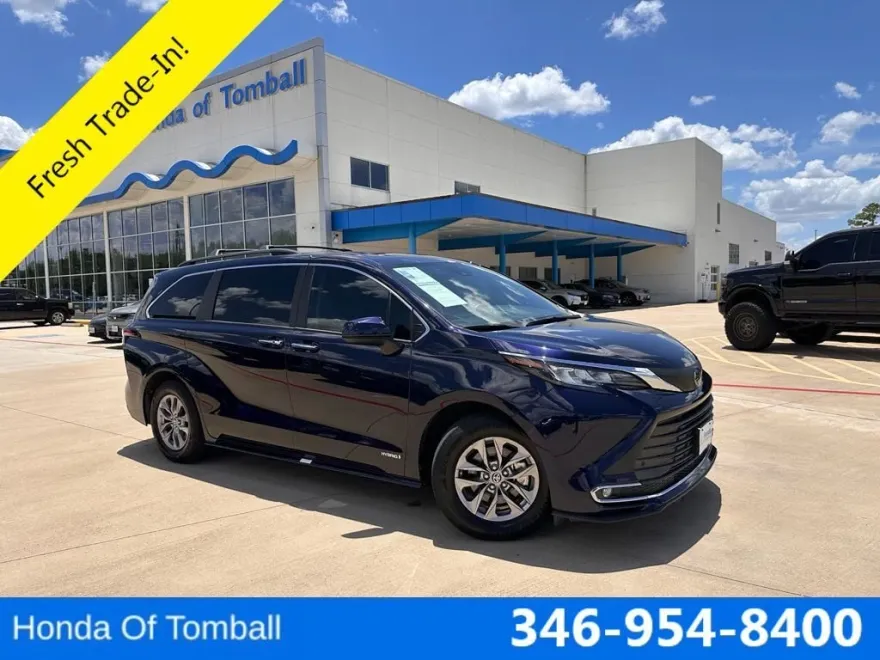 2021 Toyota Sienna XLE photo 1