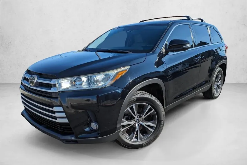 2019 Toyota Highlander LE Plus photo 1
