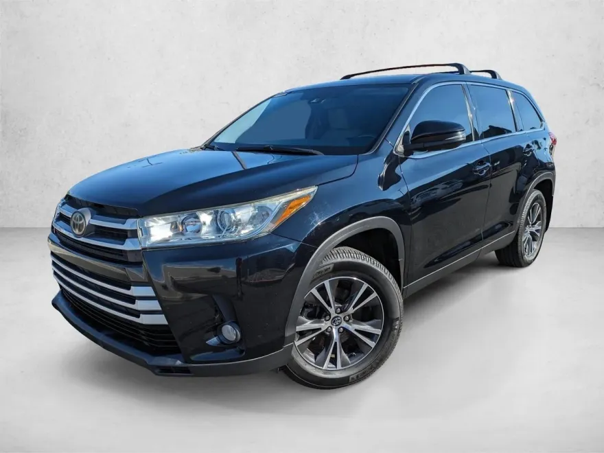 2019 Toyota Highlander LE Plus photo 1