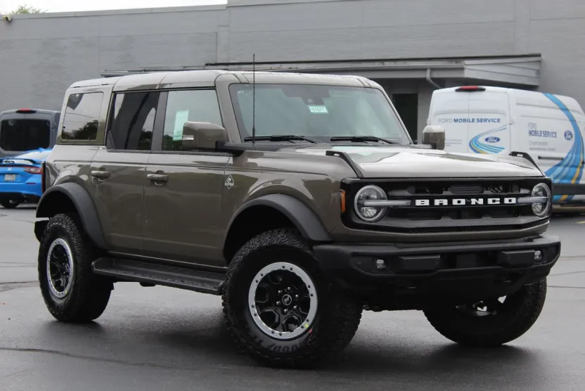 2025 Ford Bronco Outer Banks photo 1