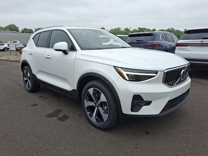 2025 Volvo XC40 Plus photo 1