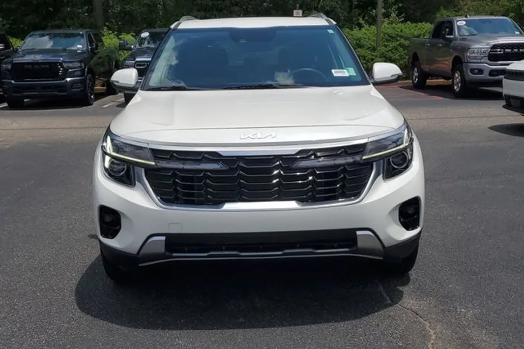 2024 Kia Seltos EX photo 1