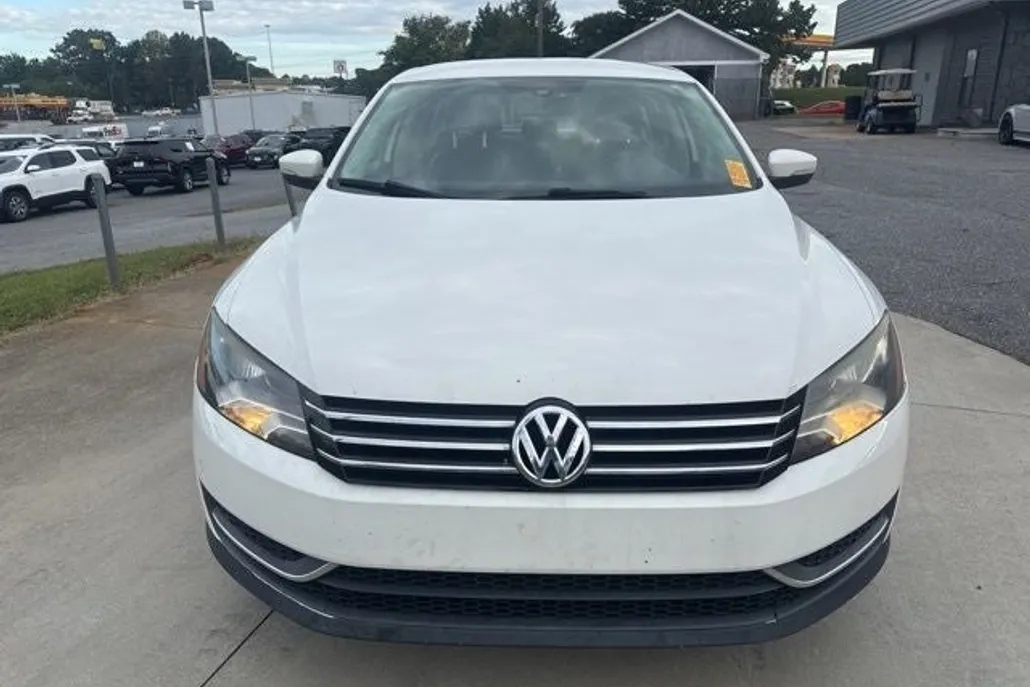 2013 Volkswagen Passat SE photo 1