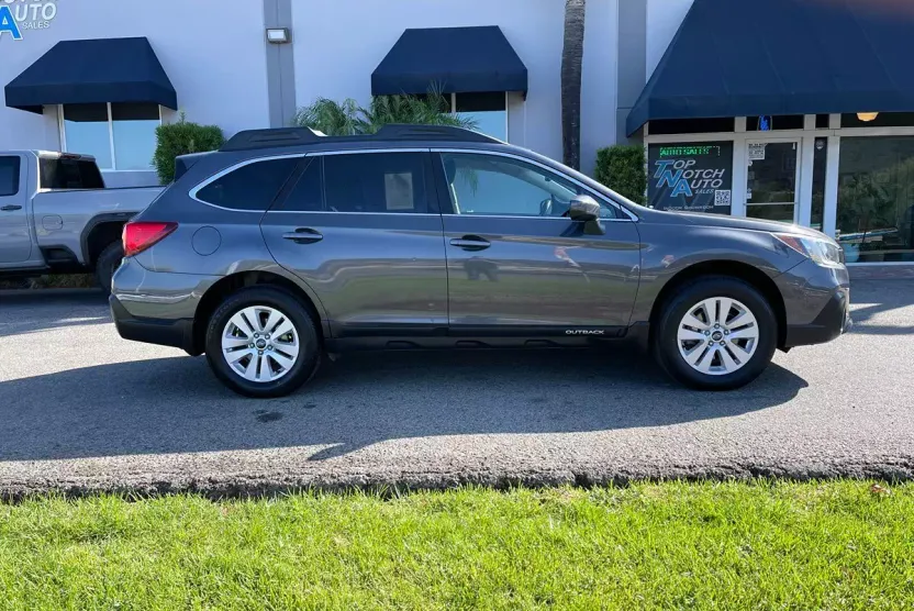 2019 Subaru Outback Premium photo 1