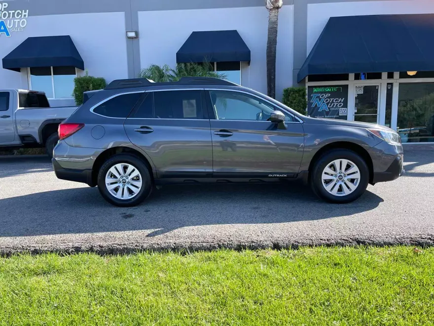 2019 Subaru Outback Premium photo 1
