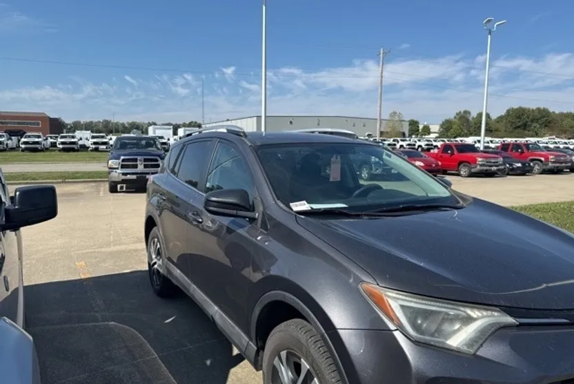 2016 Toyota RAV4 LE photo 1
