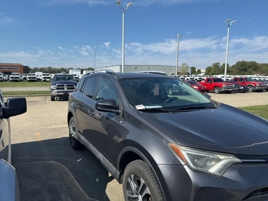 2016 Toyota RAV4 LE photo 1