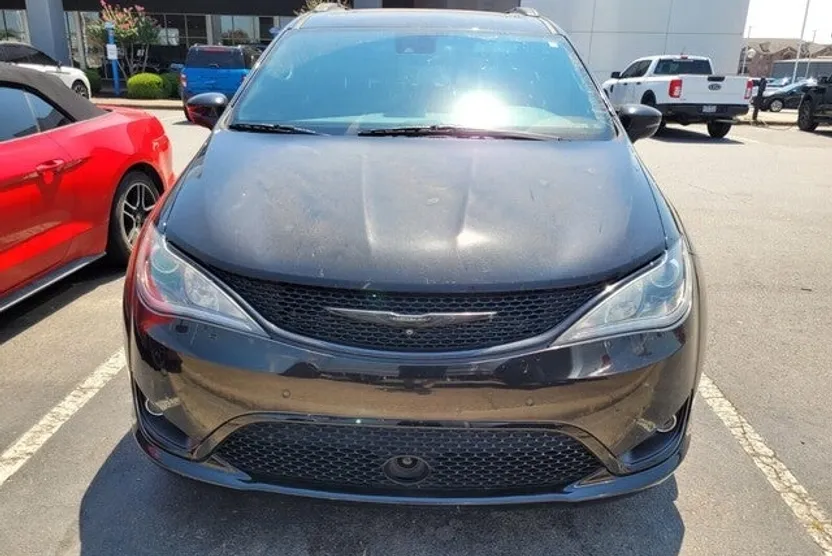 2019 Chrysler Pacifica Limited photo 1