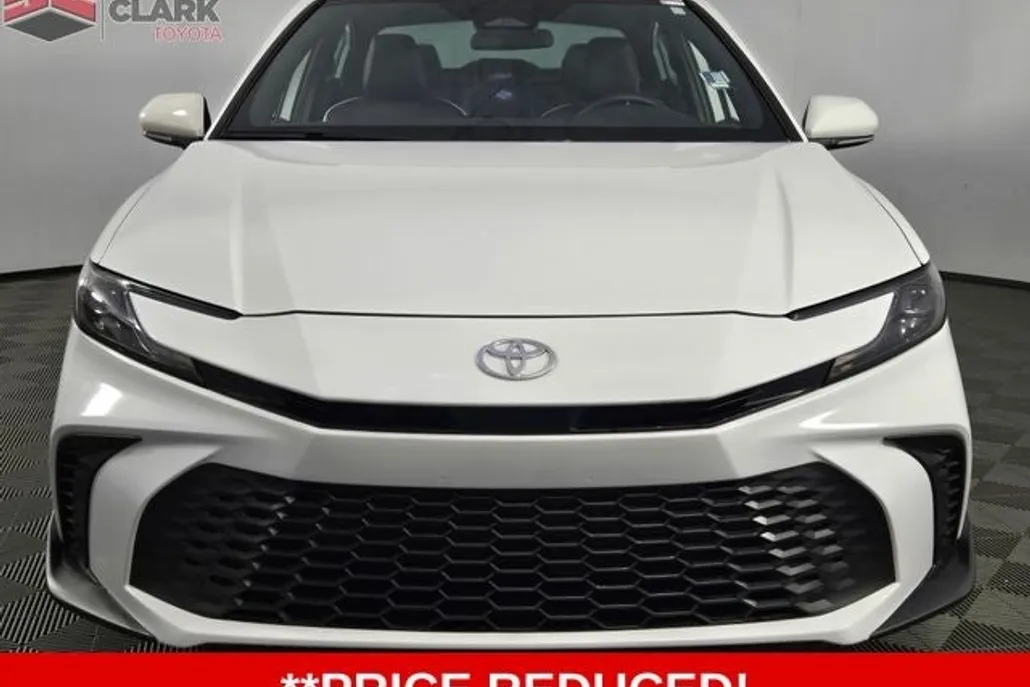 2025 Toyota Camry SE photo 1