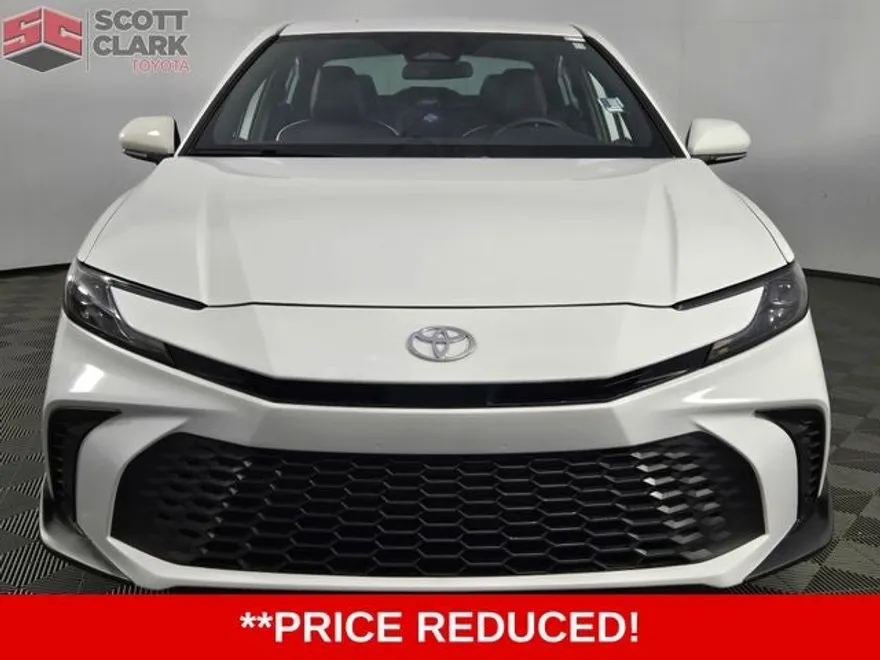 2025 Toyota Camry SE photo 1