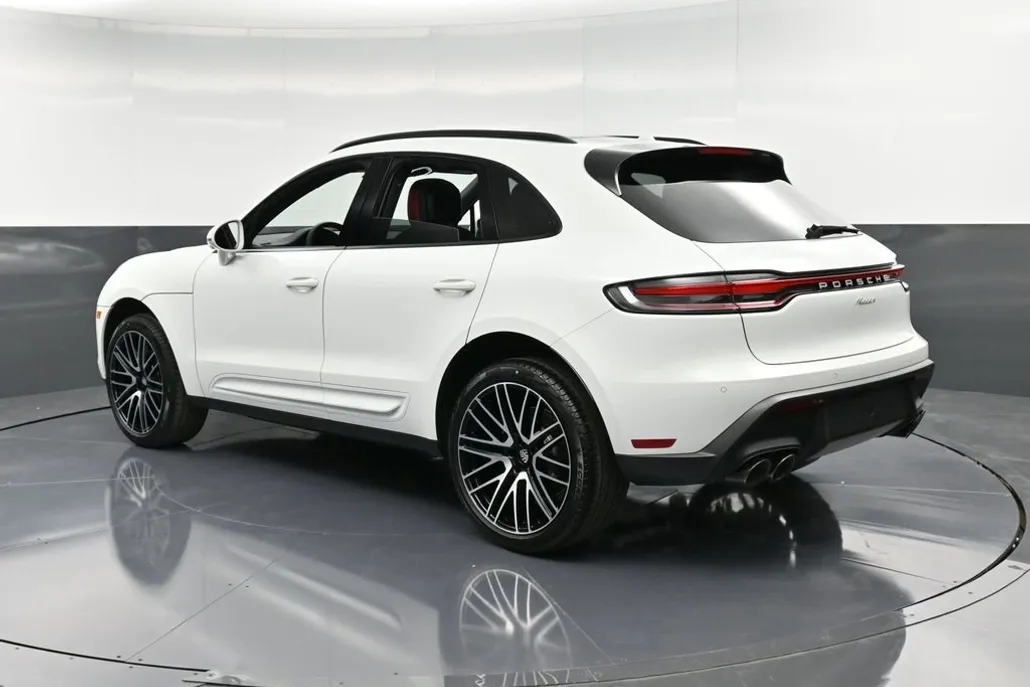 2025 Porsche Macan T photo 1