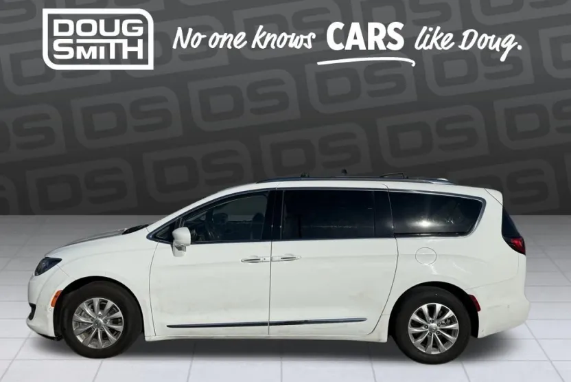 2018 Chrysler Pacifica Touring L photo 1