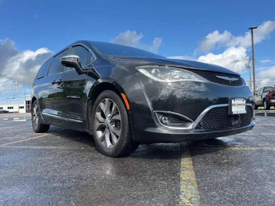 2020 Chrysler Pacifica Limited photo 1