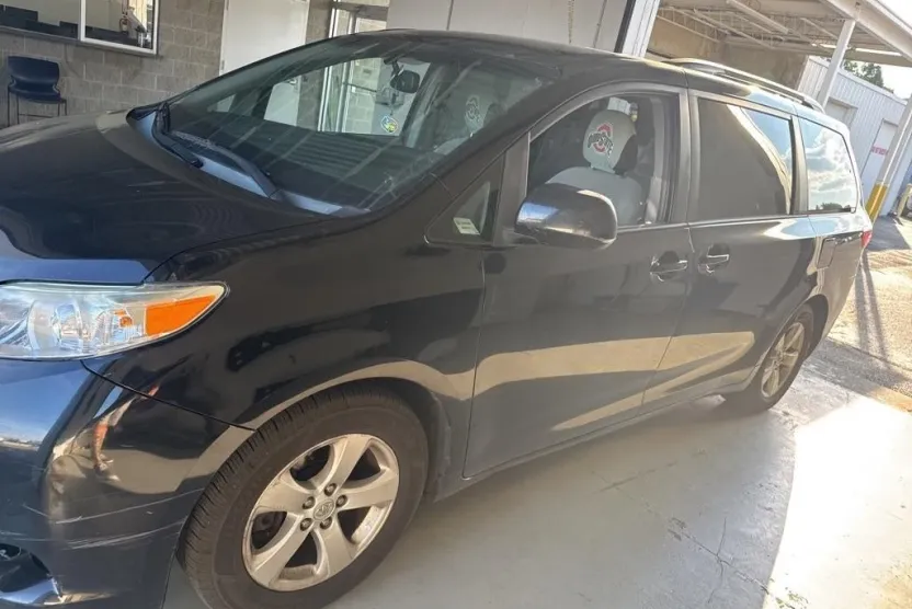 2015 Toyota Sienna LE photo 1