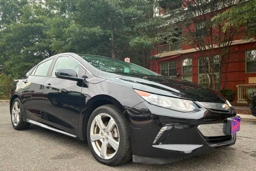 2018 Chevrolet Volt LT photo 1