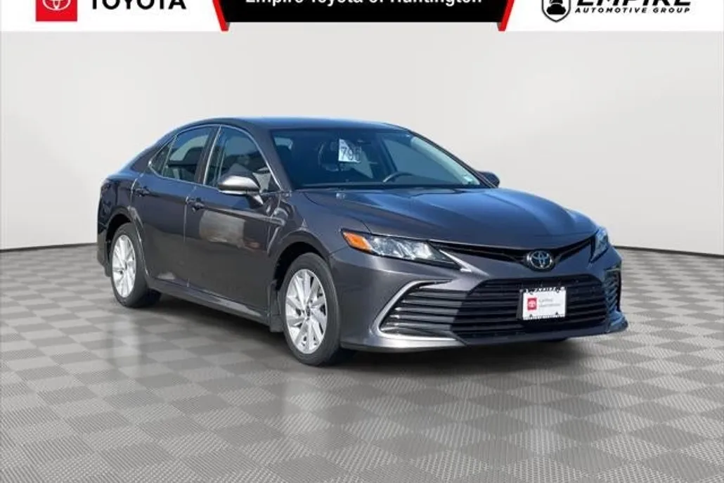 2021 Toyota Camry LE photo 1