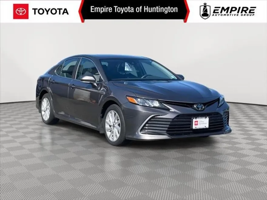 2021 Toyota Camry LE photo 1