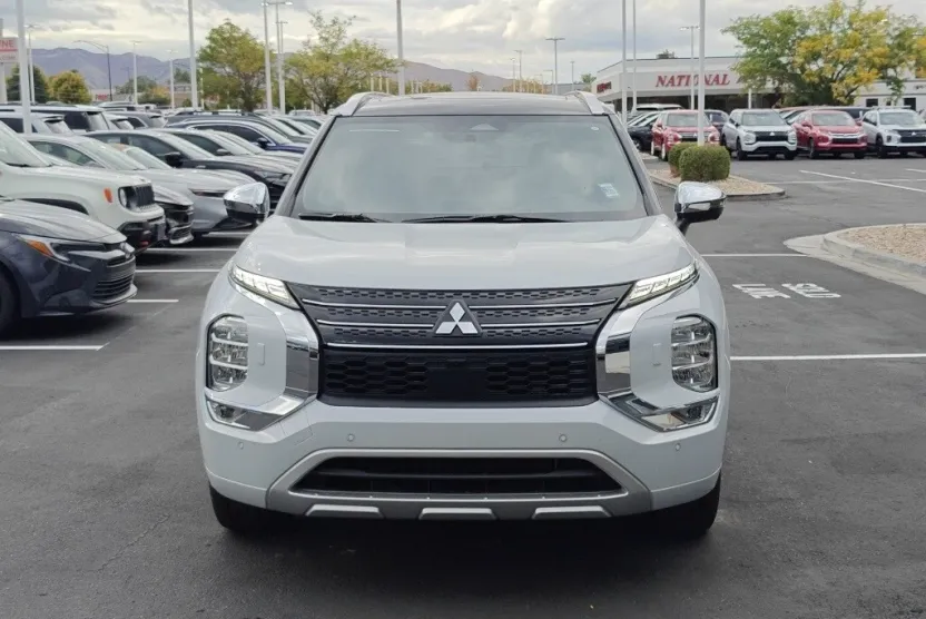 2025 Mitsubishi Outlander PHEV photo 1