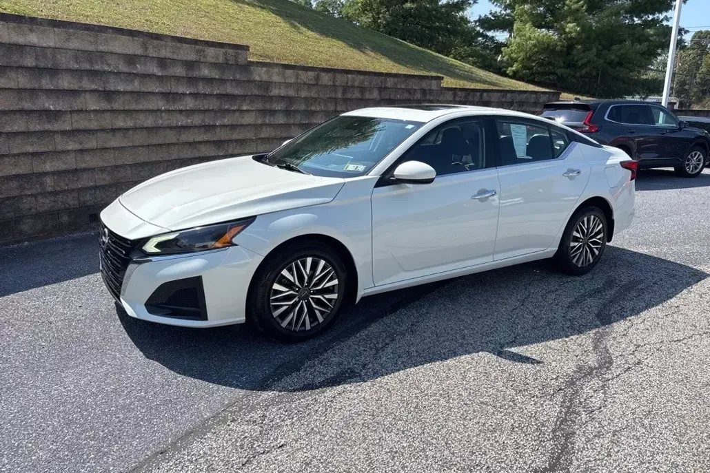 2023 Nissan Altima 2.5 SV photo 1