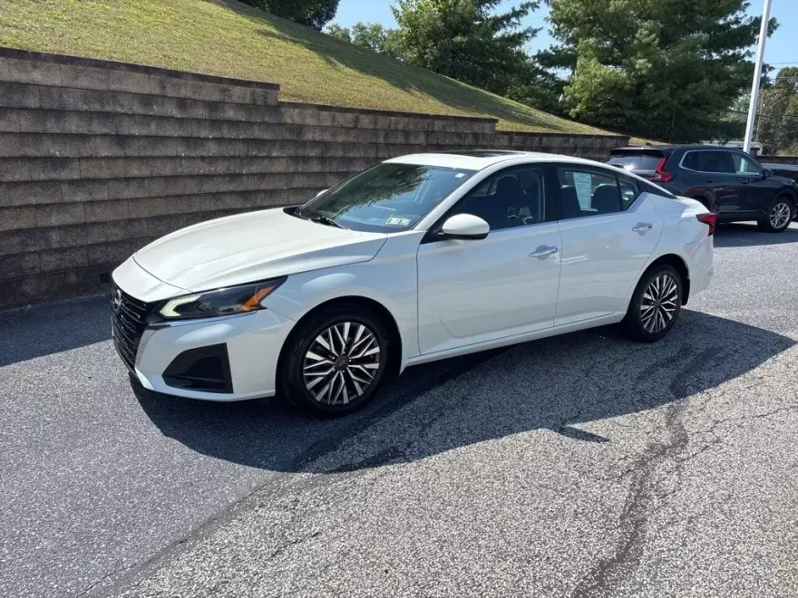 2023 Nissan Altima 2.5 SV photo 1