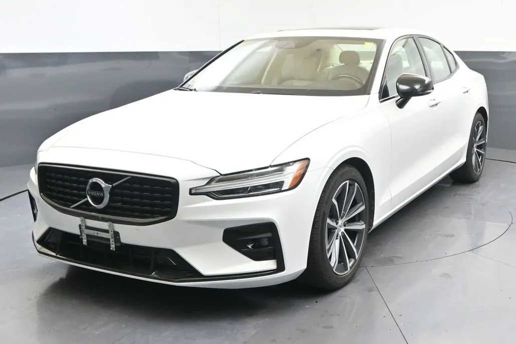 2021 Volvo S60 T5 Momentum photo 1