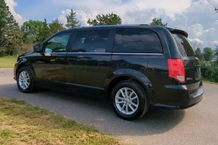 2019 Dodge Grand Caravan SXT photo 1