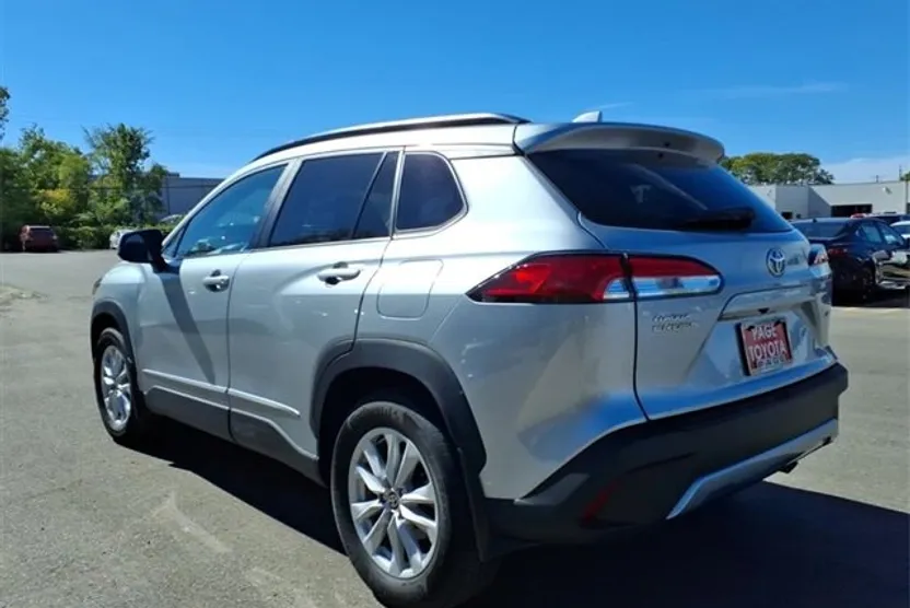 2022 Toyota Corolla Cross LE photo 1