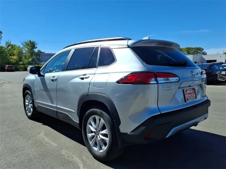 2022 Toyota Corolla Cross LE photo 1