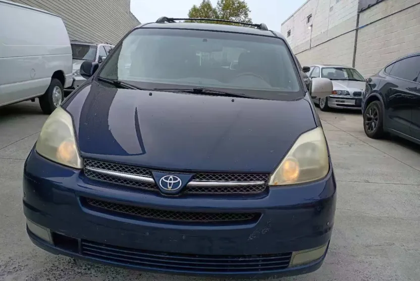 2004 Toyota Sienna XLE photo 1