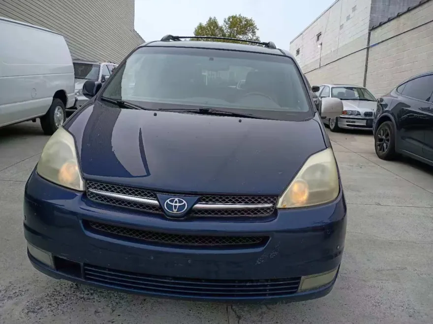 2004 Toyota Sienna XLE photo 1