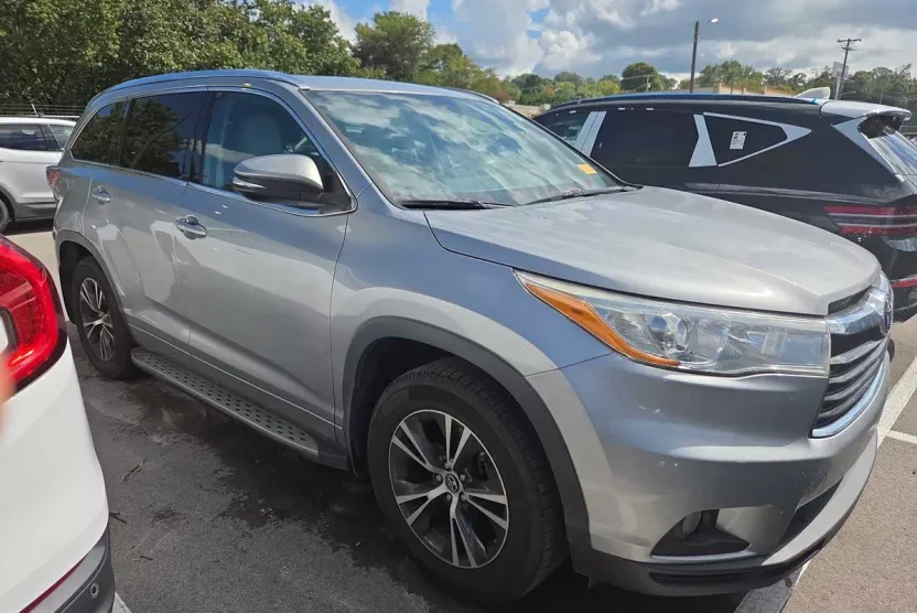 2016 Toyota Highlander XLE photo 1