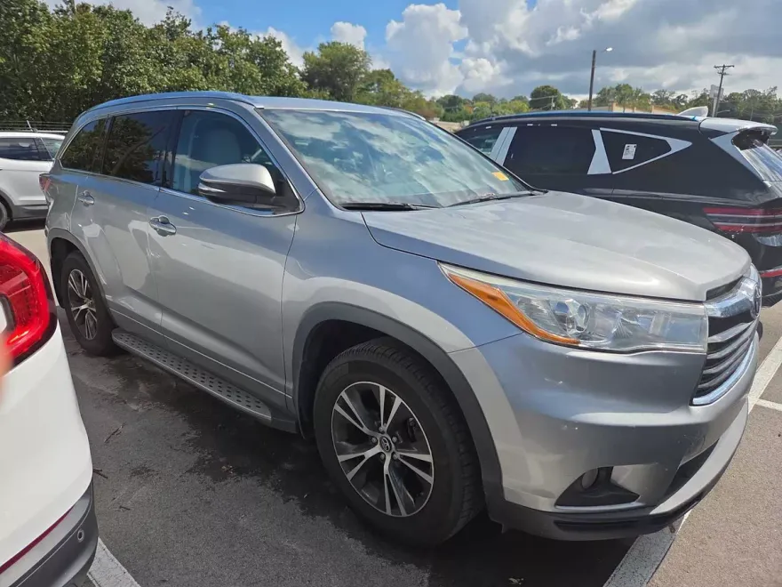 2016 Toyota Highlander XLE photo 1