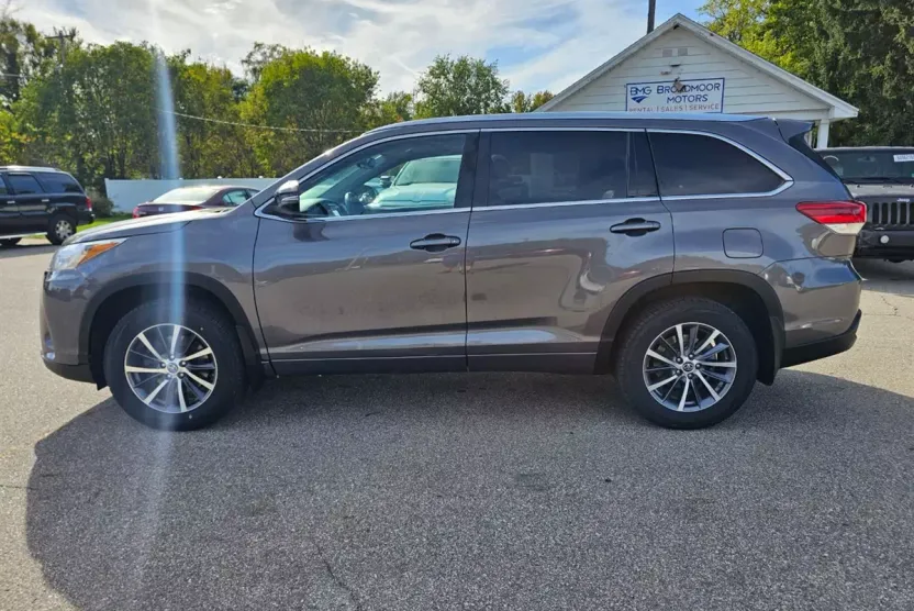 2017 Toyota Highlander XLE photo 1