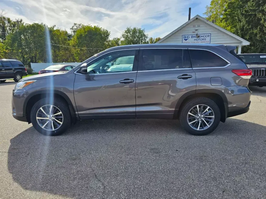 2017 Toyota Highlander XLE photo 1