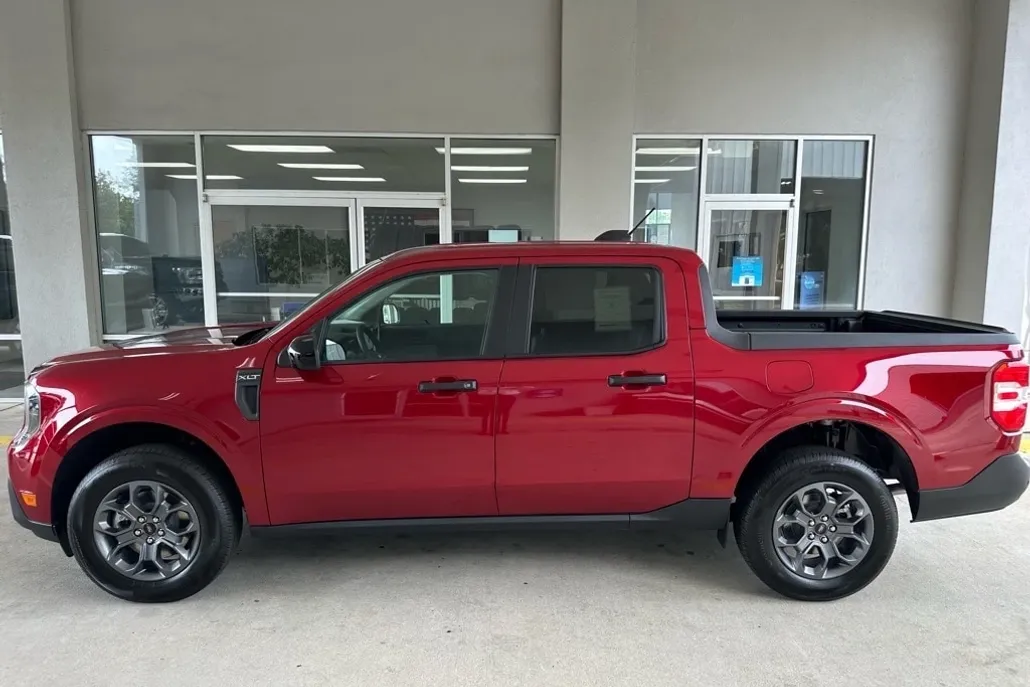 2025 Ford Maverick XLT photo 1