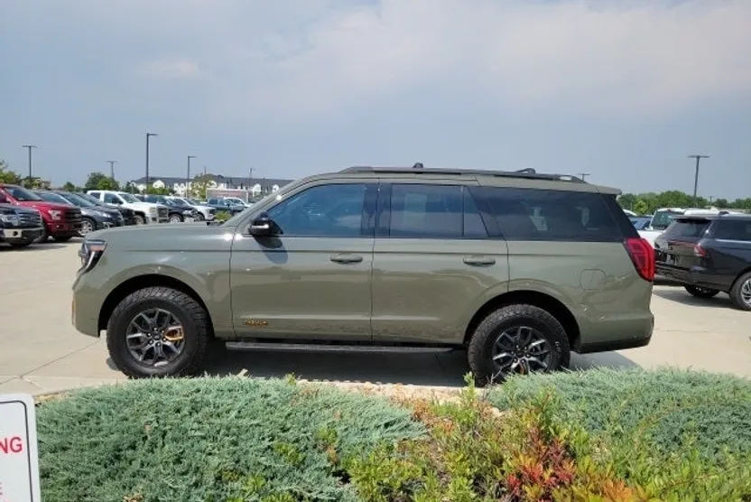 2025 Ford Expedition photo 1