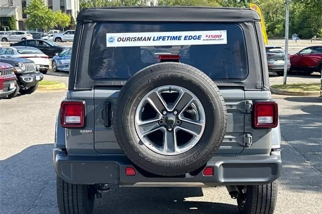 2022 Jeep Wrangler Unlimited Sahara photo 1