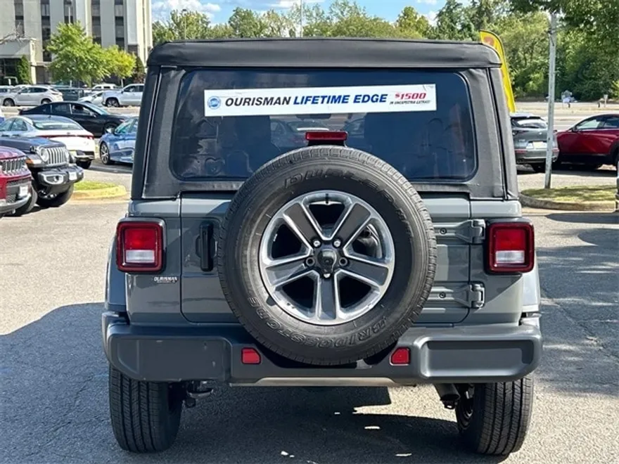 2022 Jeep Wrangler Unlimited Sahara photo 1