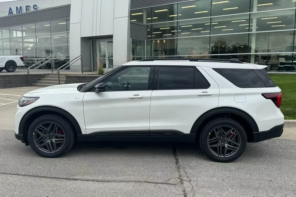 2025 Ford Explorer ST-Line photo 1