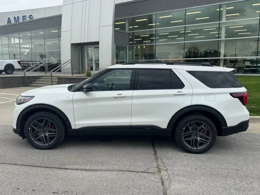 2025 Ford Explorer ST-Line photo 1