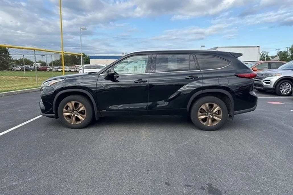 2022 Toyota Highlander Hybrid Bronze Edition photo 1