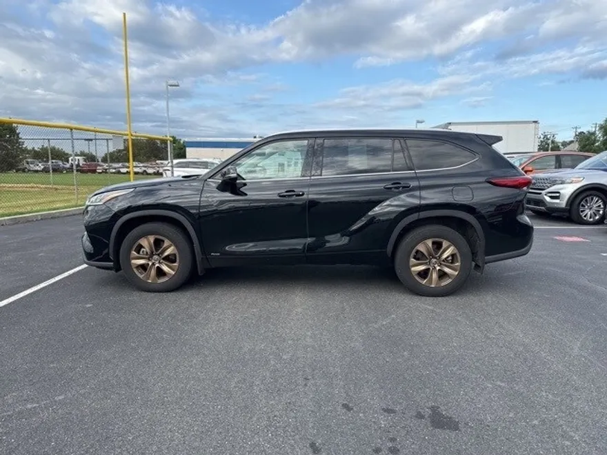 2022 Toyota Highlander Hybrid Bronze Edition photo 1