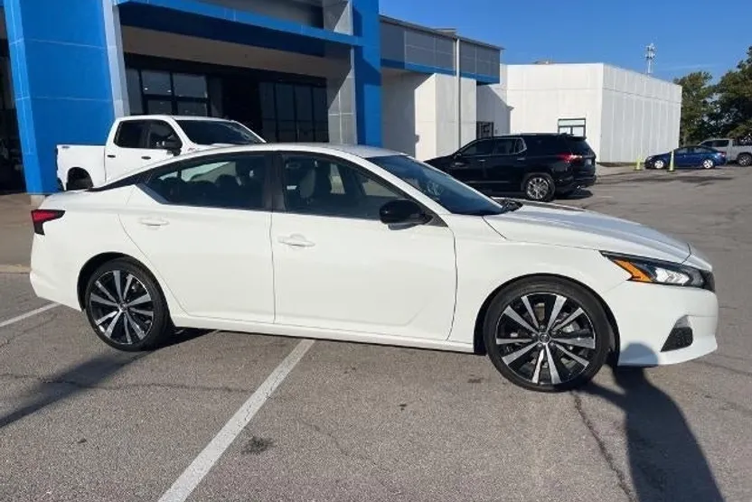 2022 Nissan Altima 2.5 SR photo 1