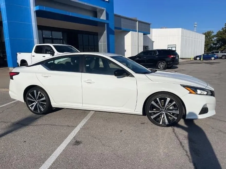 2022 Nissan Altima 2.5 SR photo 1