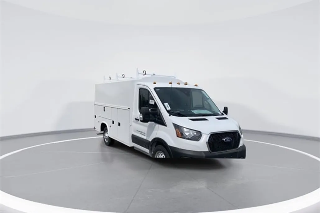 2024 Ford Transit Cutaway photo 1